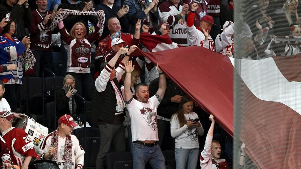 Latvialaiskannattajat olivat juhlatuulella Nokia Arenassa sunnuntaina.