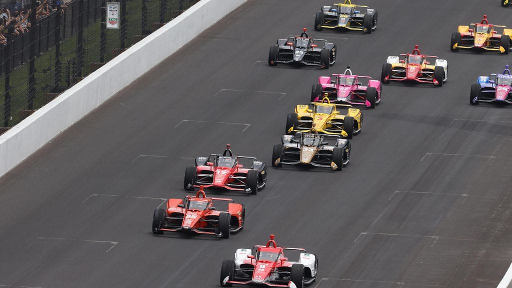 Indy 500 -kisassa nähtiin hurja vaaratilanne.