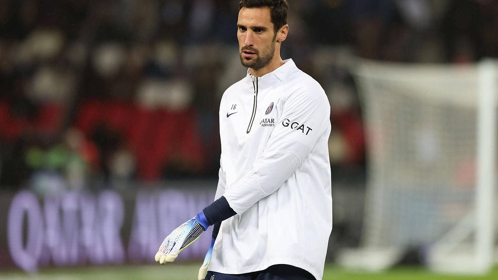 Sergio Rico sai hevosen potkun niskaansa.