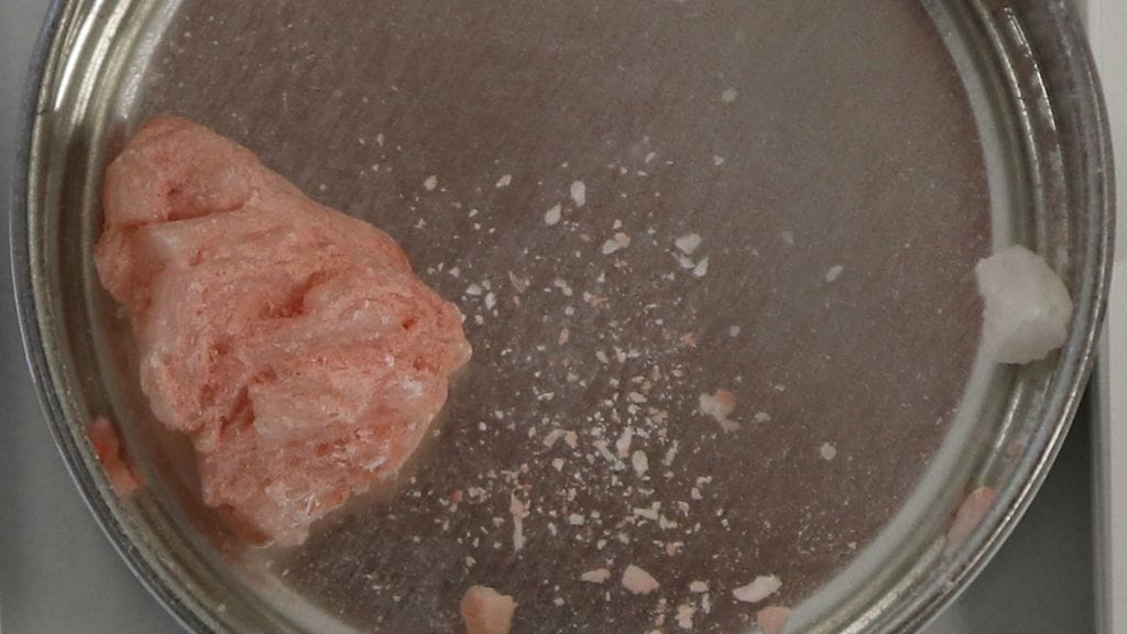 Poliisin arvion mukaan etylon on "kivimäistä", jota on hienonnettu jauheeksi ja lisätty jatkeeksi muuta ainetta.