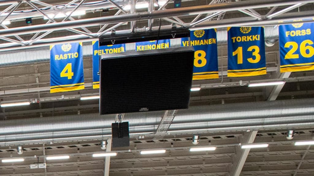 Teppo Rastion pelinumero 4 komeilee Rauman Äijänsuon jäähallin katossa.