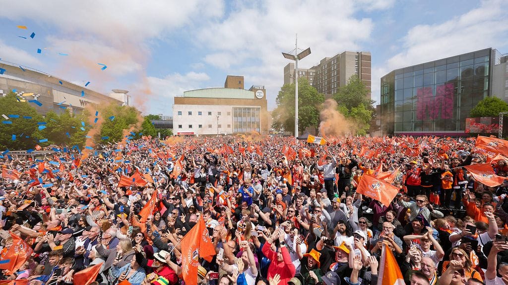 Lutonin kaduilla riitti tungosta maanantain kansanjuhlassa.