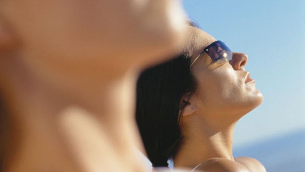 Ihosyöpien yleistymiseen vaikuttavat muun muassa auringonottotottumukset. Kuvituskuva.