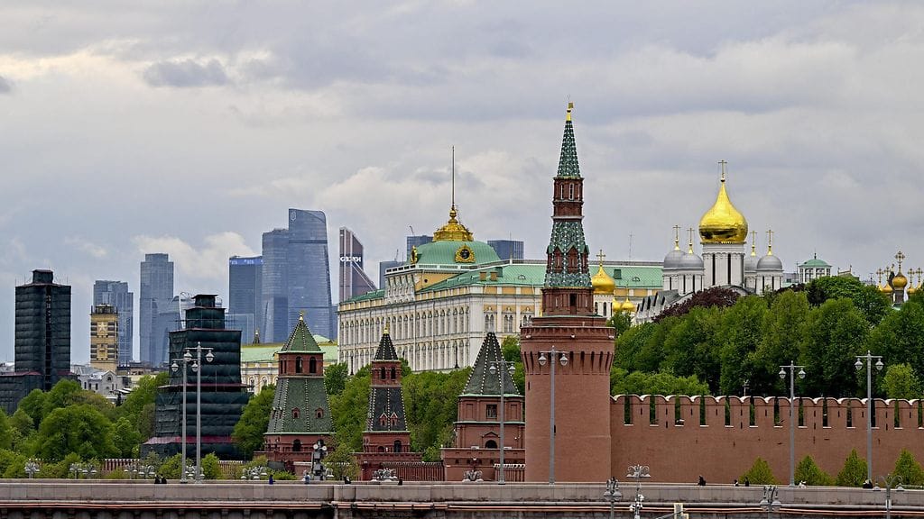 Venäjän hallitus sanoo Newsweekin mukaan nyt harkitsevansa "seksiministeriön" perustamista ja opiskelijoiden palkitsemista lasten hankkimisesta. Kuvassa Moskovan keskustaa ja Kremlin rakennuksia.