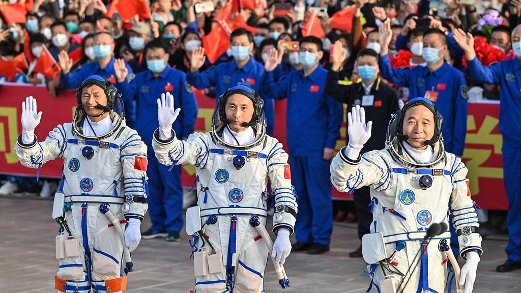Kuvassa Shenzhou-16-aluksen miehistö. Vasemmalta oikealle: Gui Haichao, Zhu Yangzhu ja Jing Haipeng.