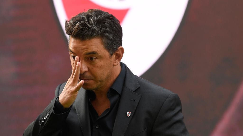 Marcelo Gallardo sai valtavan kunnianosoituksen River Platen kotistadionin Monumentalin edessä.