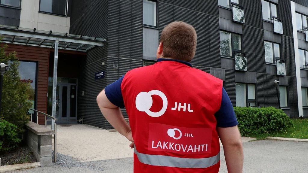 JHL:n lakkovahti hoivakoti Attendo Ruusuvuoren edustalla Tampereella 23. toukokuuta 2023.