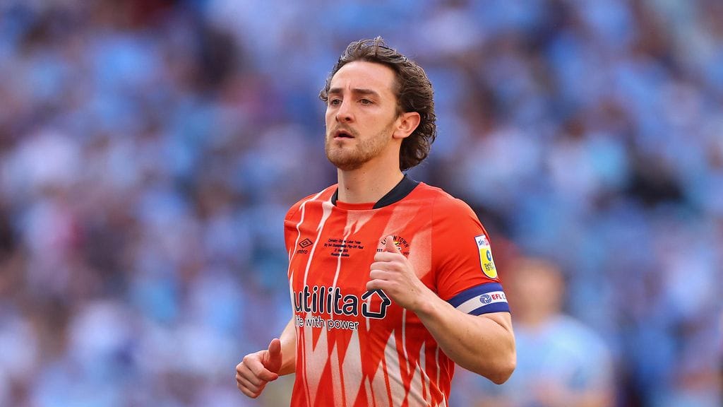 Luton-kapteeni Tom Lockyer lyyhistyi kentälle kesken Nousukarsintojen finaalin.