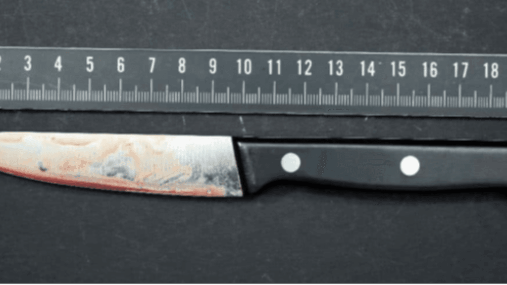 Uhrin selkään oli lyöty pihviveitsi.