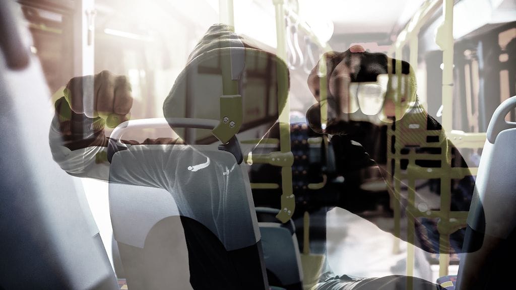 Kaksi vanhempaa poikaa uhkasi viedä bussissa Senjan pojan laukun väkivalloin, mikäli hän ei sitä muuten antaisi.