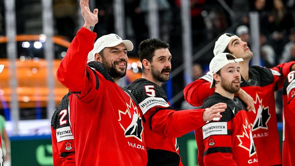 Kanadan joukkueen aikainen paluumatka pysäytti MM-juhlinnan.