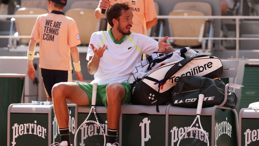 Daniil Medvedevin keinot loppuivat kesken Ranskan avointen avauskierroksella.