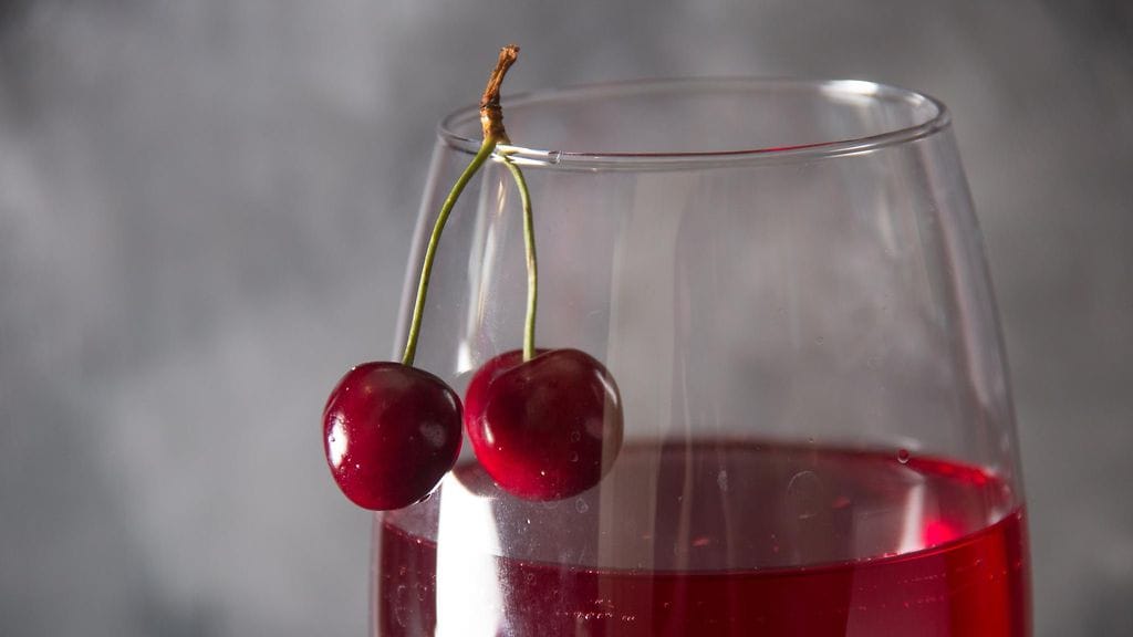 kirsikat ja punaviini
