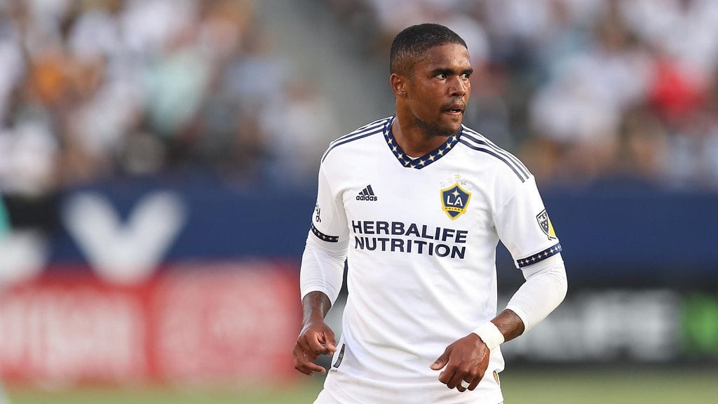 Nykyään Los Angeles Galaxyä edustava Douglas Costa on nähty Brasilian maajoukkueen lisäksi Bayern Münchenissä ja Juventuksessa.