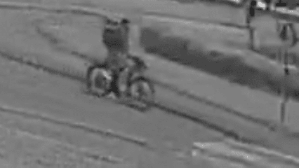 Poliisi uskoo, että tämä kuvan henkilö liittyy Eurassa viime perjantaina tapahtuneeseen kultaliikkeen murtoon.