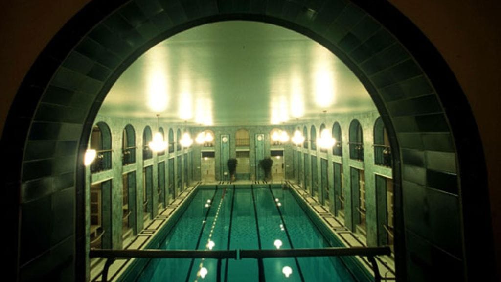 Yrjönkadun uimahalli saa Helsingin nähtävyytenä ylistäviä arvioita.