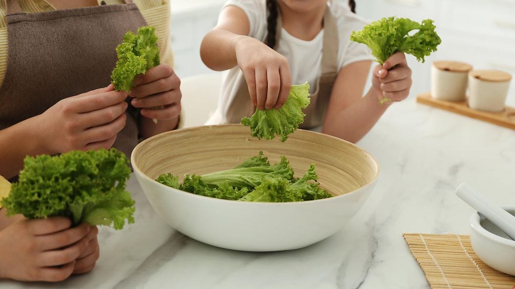 lapsi ja vanhempi kokkaavat