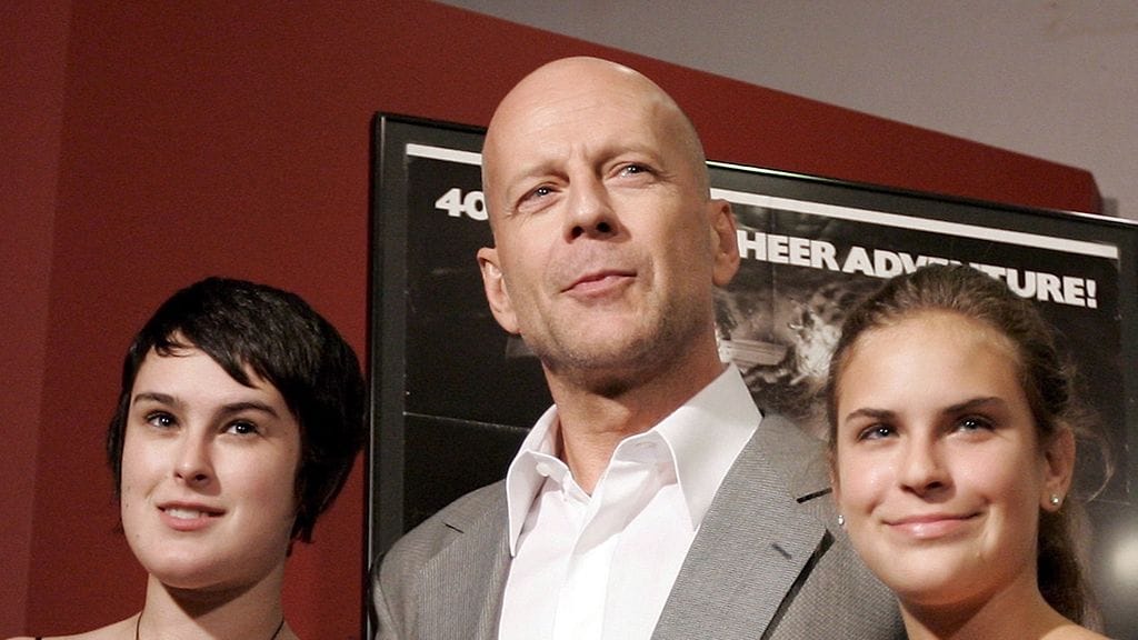 Rumer (vas.) ja Tallulah isänsä Bruce Willisin kanssa vuonna 2007.