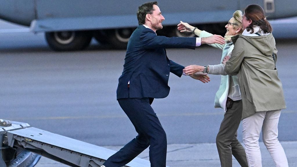 Belgialainen avustustyöntekijä Olivier Vandecasteele tapasi viime viikolla siskonsa Brysselissä vietettyään 455 päivää iranilaisessa vankilassa. Nyt Iran on vapauttanut lisää länsimaisia vankeja.