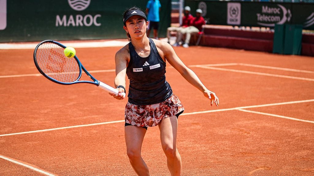 Japanin Miyu Kato löi vahingossa pallon päin pallotyttöä.