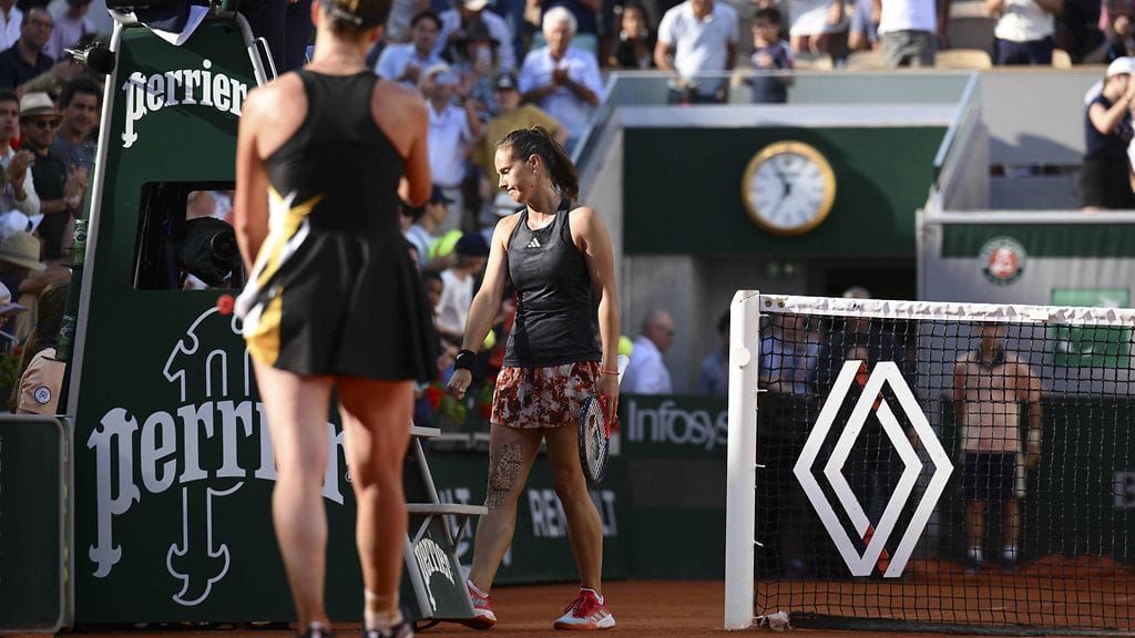 Elina Svitolina (etualalla) ei kätellyt Daria Kasatkinaa kaksikon välisen ottelun jälkeen.