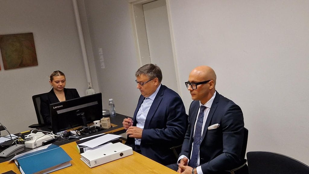 Kuvassa oikealla koronapassikanteen takana oleva helsinkiläinen Mika Vauhkala ja vasemmalla hänen avustajansa Aki Nummelin valmisteluistunnossa Helsingin käräjäoikeudessa kesäkuussa.