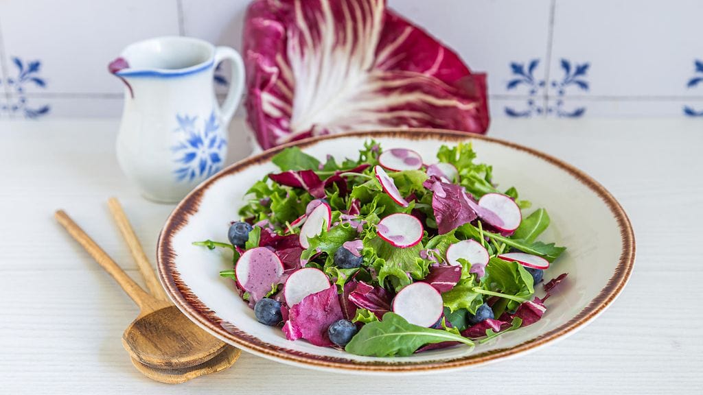 mustikkainen-sikurisalaatti_kati-laszka-vaaka