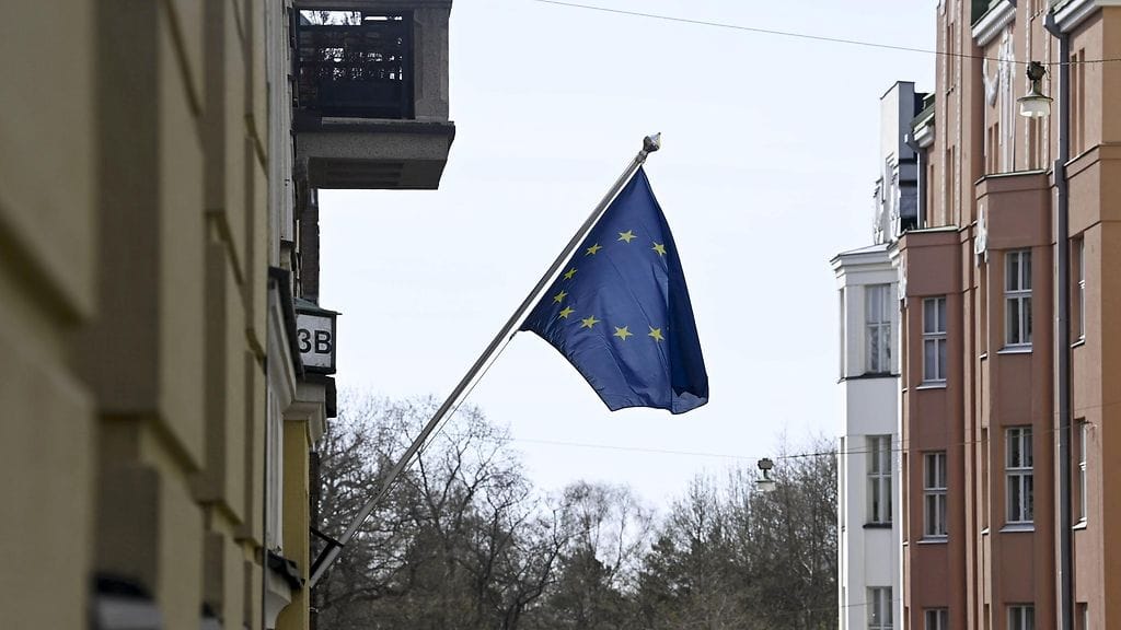 Eurobarometrin kyselyn mukaan suomalaisvastaajien enemmistön suhtautuminen Euroopan parlamenttiin oli joko neutraalia tai positiivista.