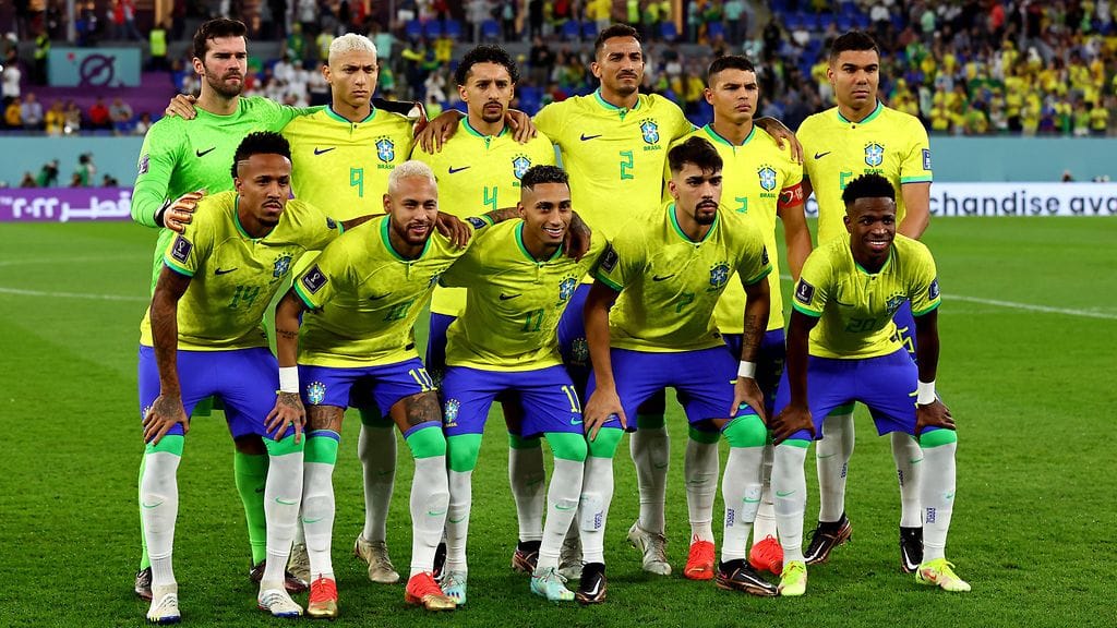 Brasilia pelaa pian ensimmäistä kertaa mustissa paidoissa. Kuvassa yllä ikoniset keltaiset paidat joulukuussa Qatarin MM-kisoissa.