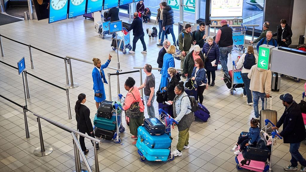 Lontoon Heathrow'n lentokentän turvatarkastajien lakko sattuu vilkkaimpaan lentoaikaan. Kuvassa jonoja Schipholin lentokentällä Alankomaissa.