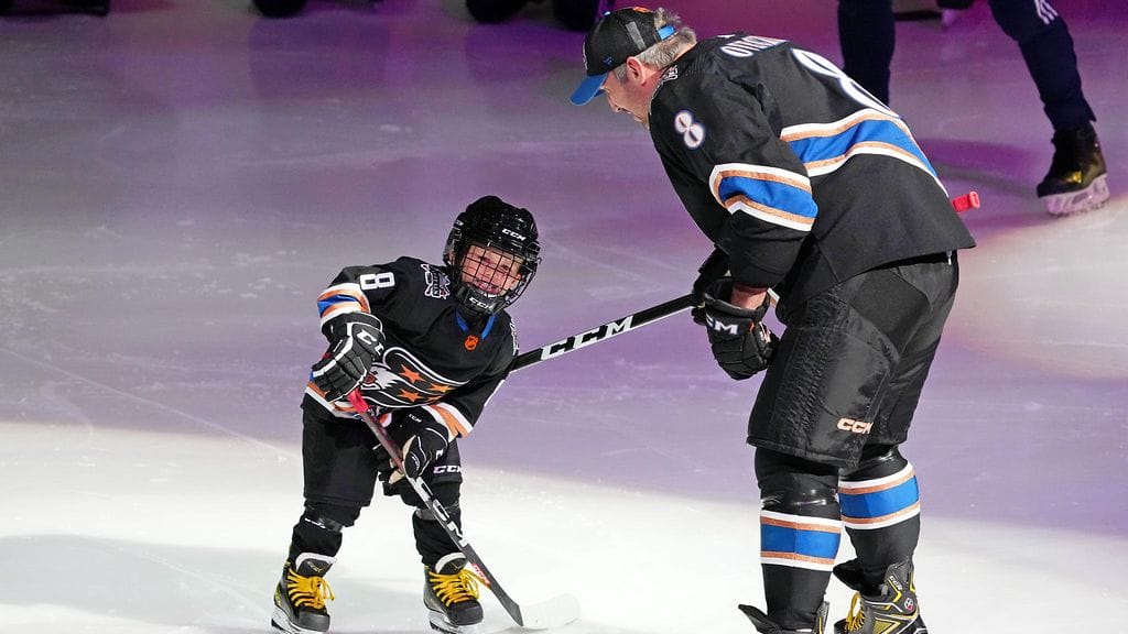 Sergei Ovetshkin isänsä Aleksandrin kanssa jäällä NHL:n tähdistötapahtumassa helmikuussa.