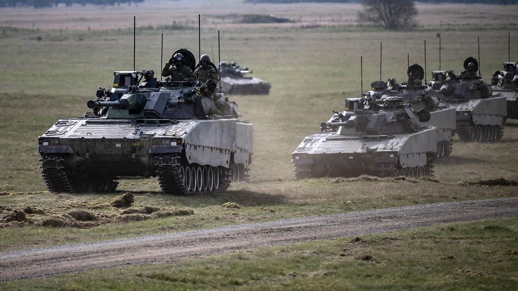 Ruotsalaisia CV90-rynnäkköpanssarivaunuja Aurora 23 -harjoituksessa Ruotsissa toukokuussa. CV90-vaunun variantti on käytössä myös Suomen Puolustusvoimilla.