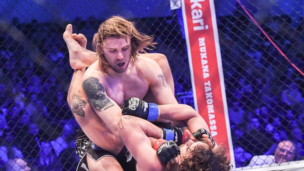 Urholin (päällä) palaa kehään.