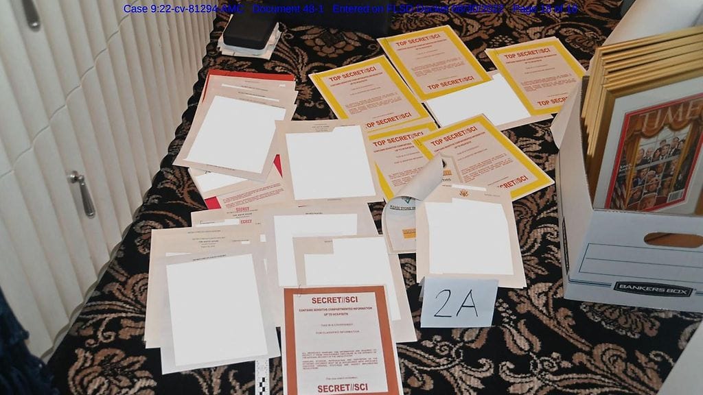 Asiakirjoja Mar-a-Lagossa.