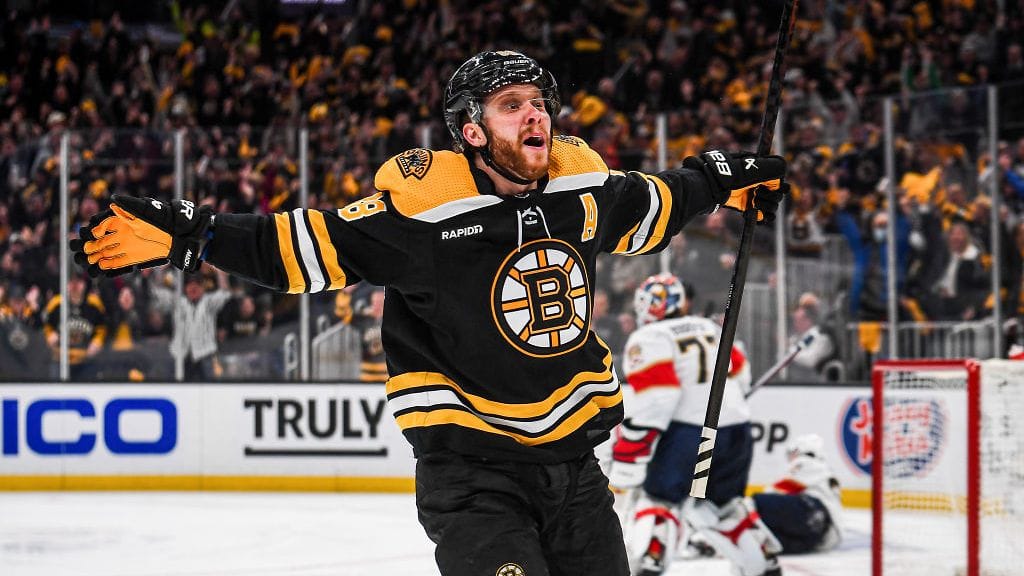 David Pastrnak säkenöi Bostonin ykköstähtenä NHL:n runkosarjassa. Kausi päättyi kuitenkin pettymykseen pudotuspelien avauskierroksella.