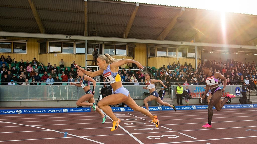Lotta Harala juoksi ennätyksensä 13.03 Jyväskylän gp-kilpailussa keskiviikkona. Annimari Korte livahti edelle viimeisellä aidalla tulleen kolhimisen seurauksena.