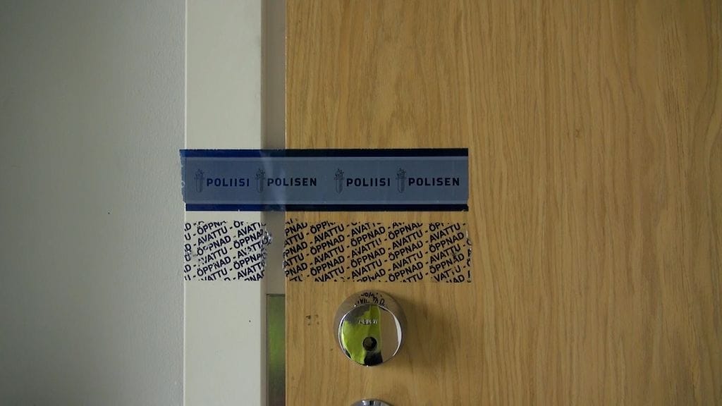 Poliisin eristysteippiä Joensuun lapsisurman tapahtumapaikalla kesällä 2023.