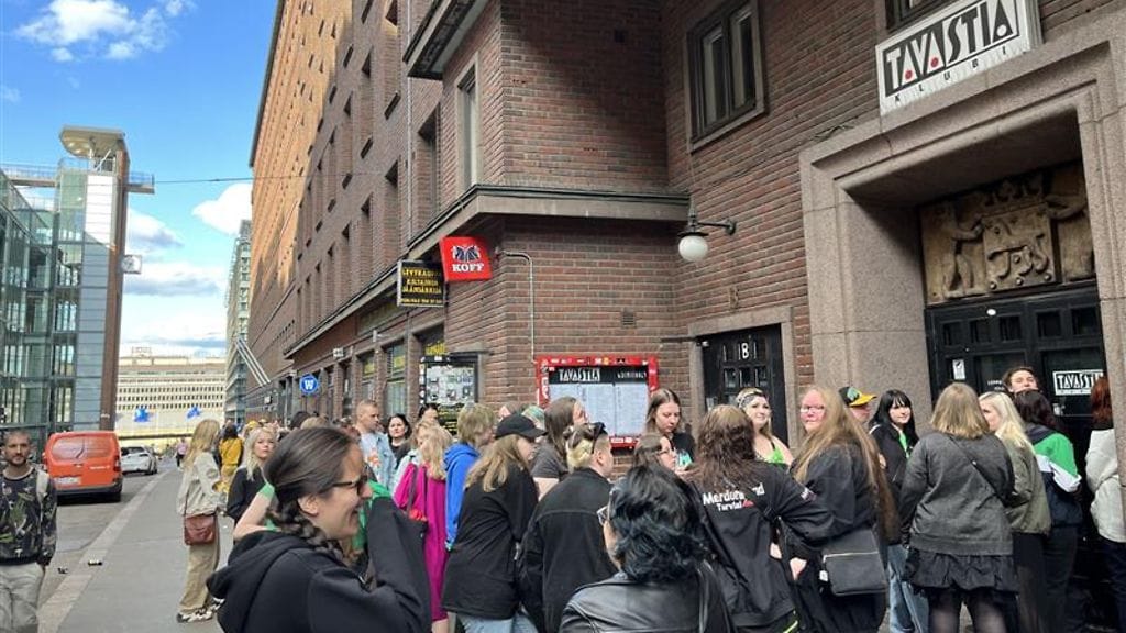 Ensimmäiset fanit olivat saapuneet paikalle Tavastialle jonottamaan jo aamupäivällä. Ennen ovien avautumista kello 19 paikalla oli myös jo jonottajia toiseen, kello 00.30 alkavaan keikkaan.