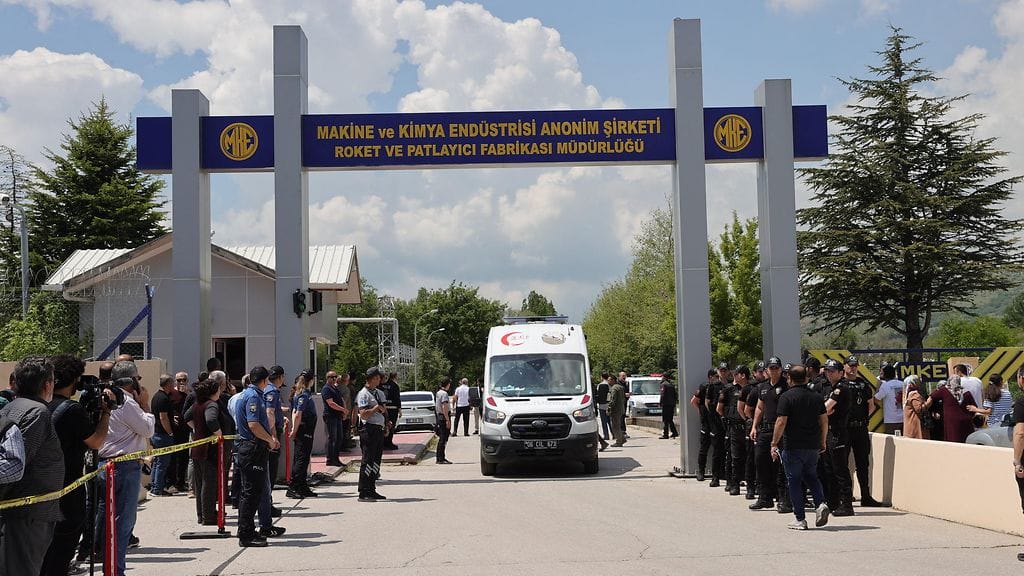 Tehdas sijaitsee Elmadagin alueella noin 40 kilometrin päässä maan pääkaupungista Ankarasta.