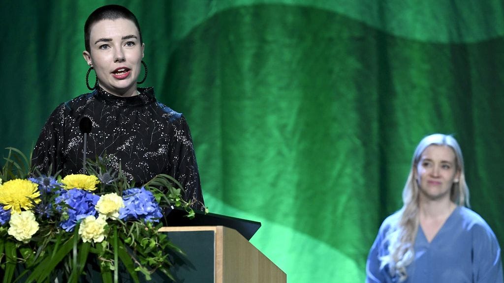 Puoluevaltuuston uusi puheenjohtaja Riina Lumme pitämässä puhetta vihreiden puoluekokouksessa Seinäjoella 10. kesäkuuta. Taustalla kuuntelemassa vihreiden tuore puheenjohtaja Sofia Virta.