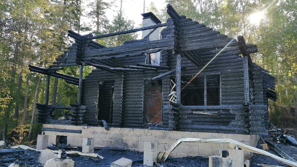 Mökki paloi kauttaaltaan, jättäen jälkeensä vain rangan.