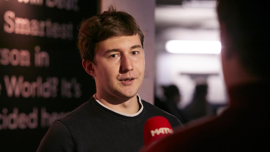 Sergei Karjakin esiintyy Venäjän sotapropagandavideolla.