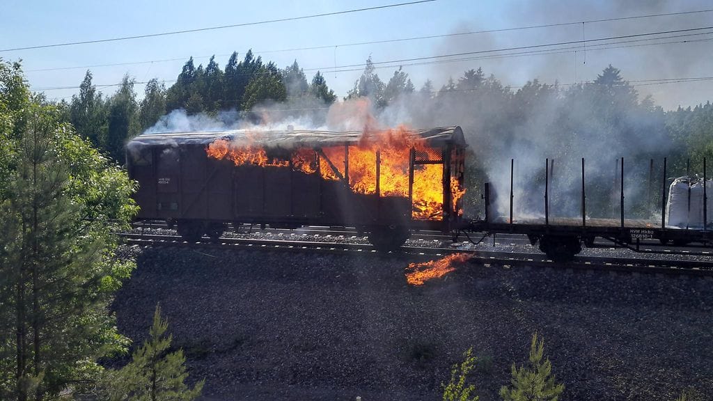 Keski-Uudenmaan pelastuslaitoksen kuva palavasta museojunan vaunusta.