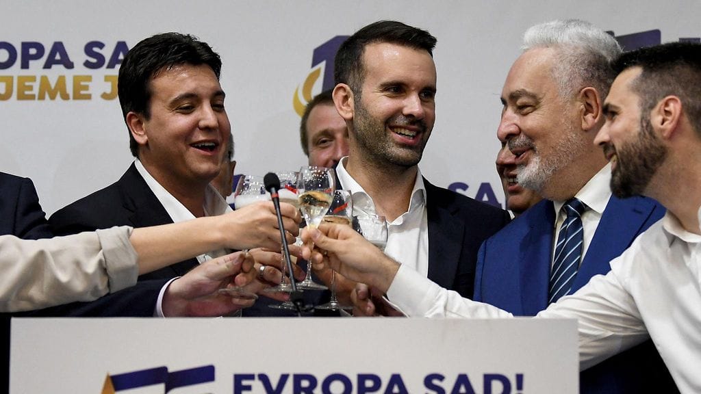 Eurooppa nyt -puolue näytti menestyvän Montenegron parlamenttivaaleissa. Kuvassa keskellä pääministerikandidaatti Milojoko Spajic.