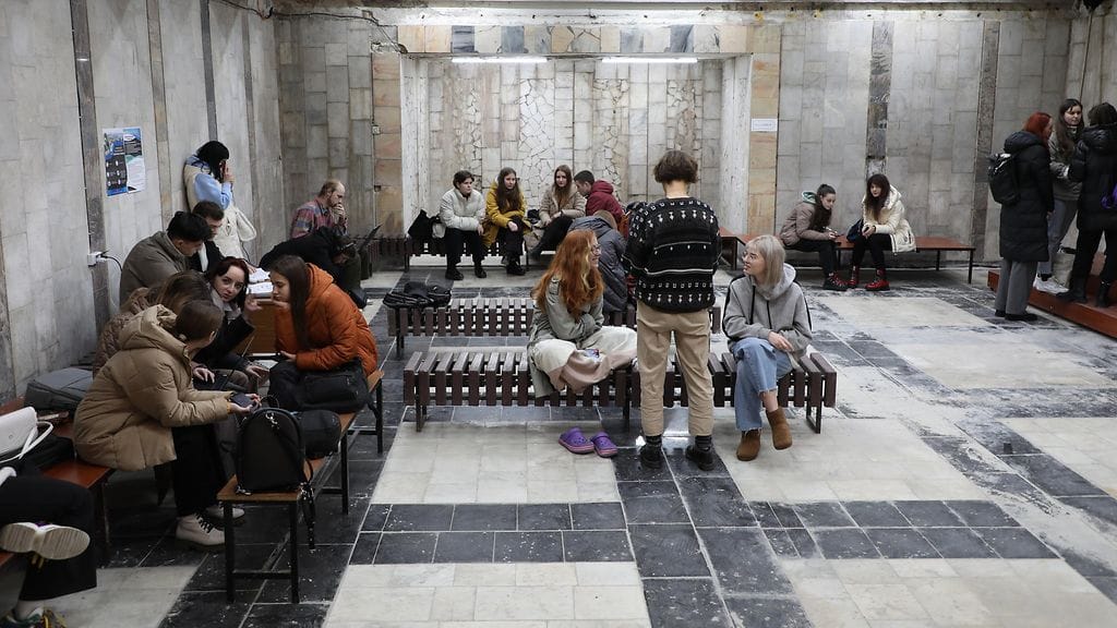 Ihmisiä pommisuojassa Ukrainan Lvisissä marraskuussa 2022.