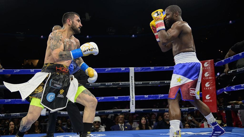 John Gottin ja Floyd Mayweatherin näytösottelu päättyi kaaokseen.