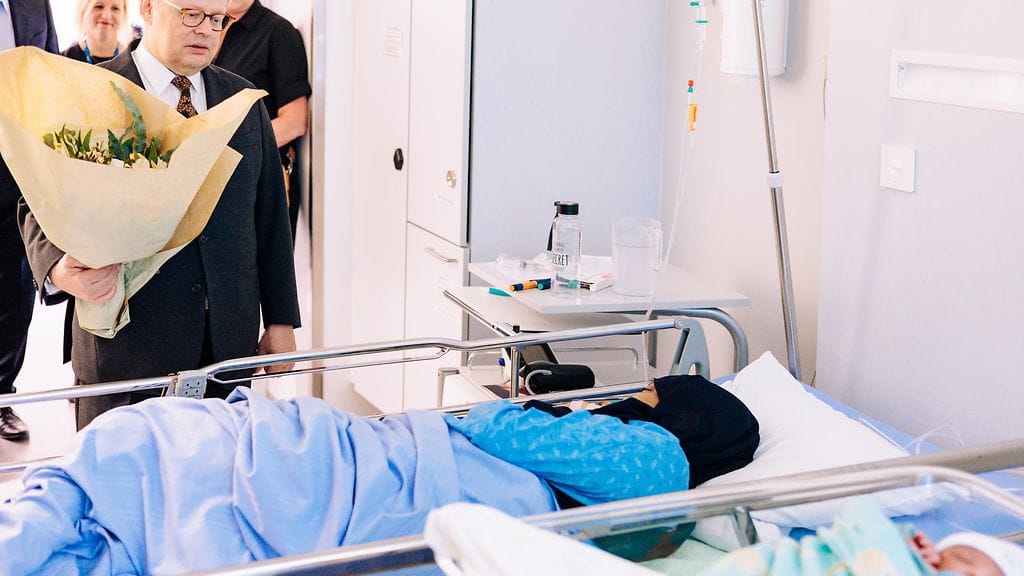 Pormestari Juhana Vartiainen onnitteli Helsinki-päivänä äitiä ja vauvaa.