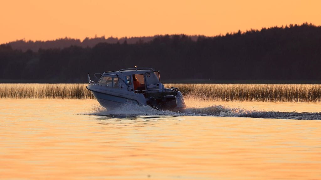 Ajautuminen vilkkaasti liikennöidylle väylälle GPS-paikannuksen virheiden vuoksi voi aiheuttaa vaaratilanteita kauppa-alusten kanssa.