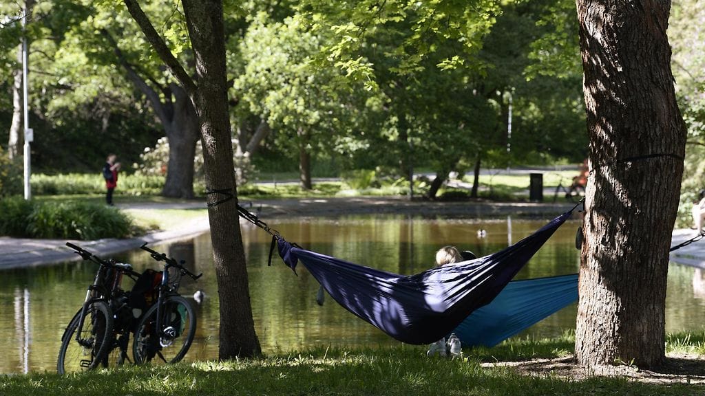 Päivälämpötilojen odotetaan kohoavan edelleen päivä päivältä kohti viikonloppua. Kuvassa ulkoilijoita nauttimassa aurinkoisessa ja lämpenevässä säässä Helsingin keskustassa viikonloppuna.