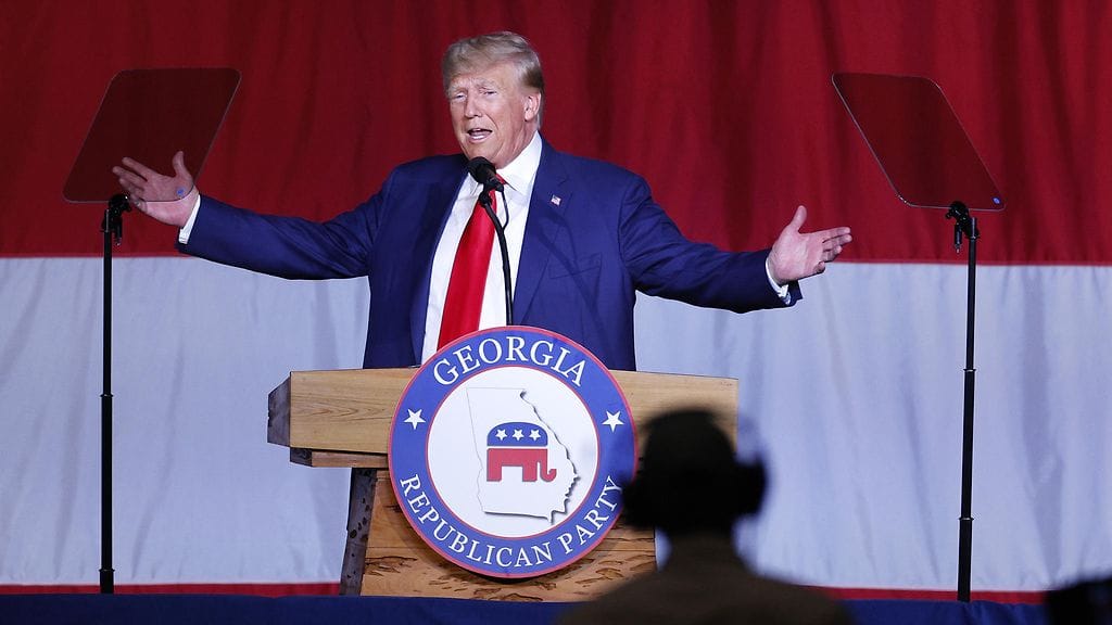 Syytteissä on kyse siitä, että Trump oli pitänyt hallussaan salattuja asiakirjoja presidenttikautensa jälkeen. Trump piti puheen Georgian osavaltion republikaaneille 10. kesäkuuta.